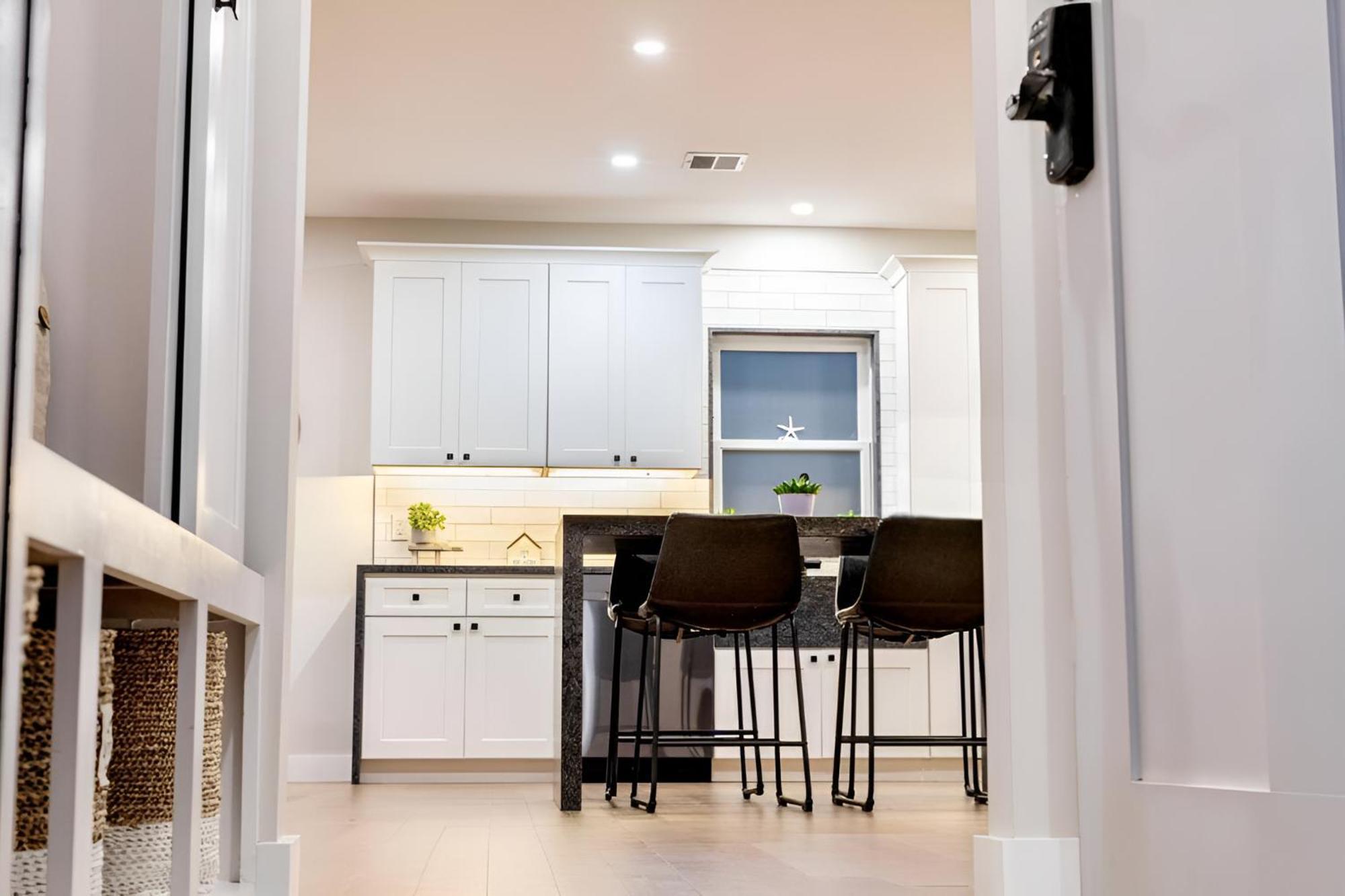 Renovated & Sophisticated Home Near Beach & Shops! バーンズテーブル エクステリア 写真