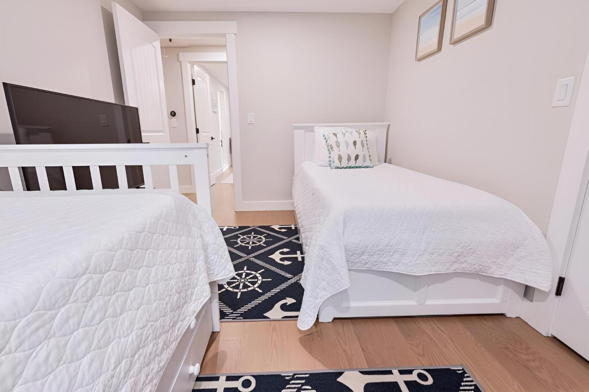 Renovated & Sophisticated Home Near Beach & Shops! バーンズテーブル エクステリア 写真