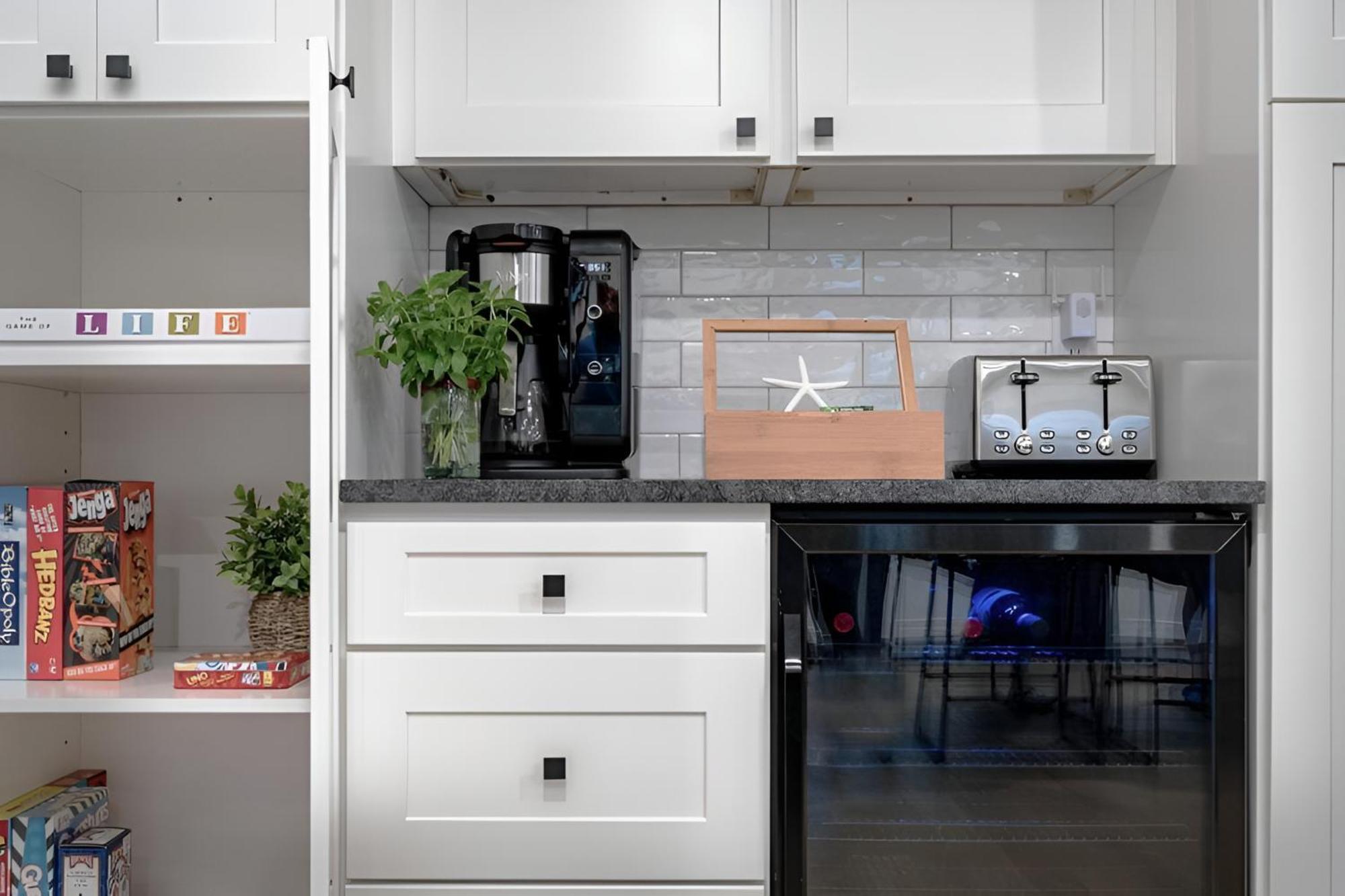 Renovated & Sophisticated Home Near Beach & Shops! バーンズテーブル エクステリア 写真