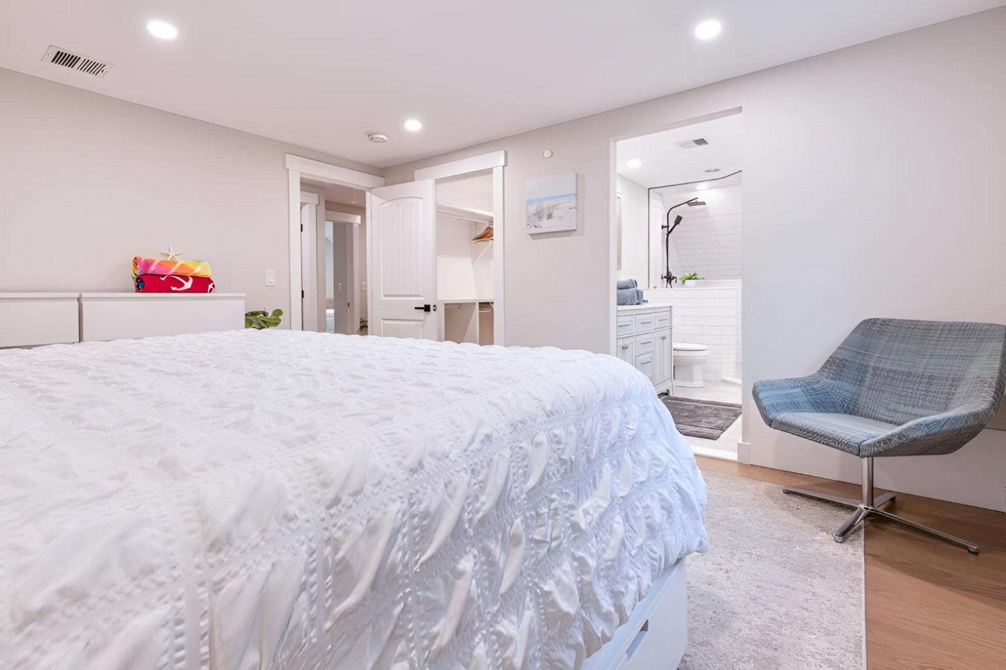 Renovated & Sophisticated Home Near Beach & Shops! バーンズテーブル エクステリア 写真