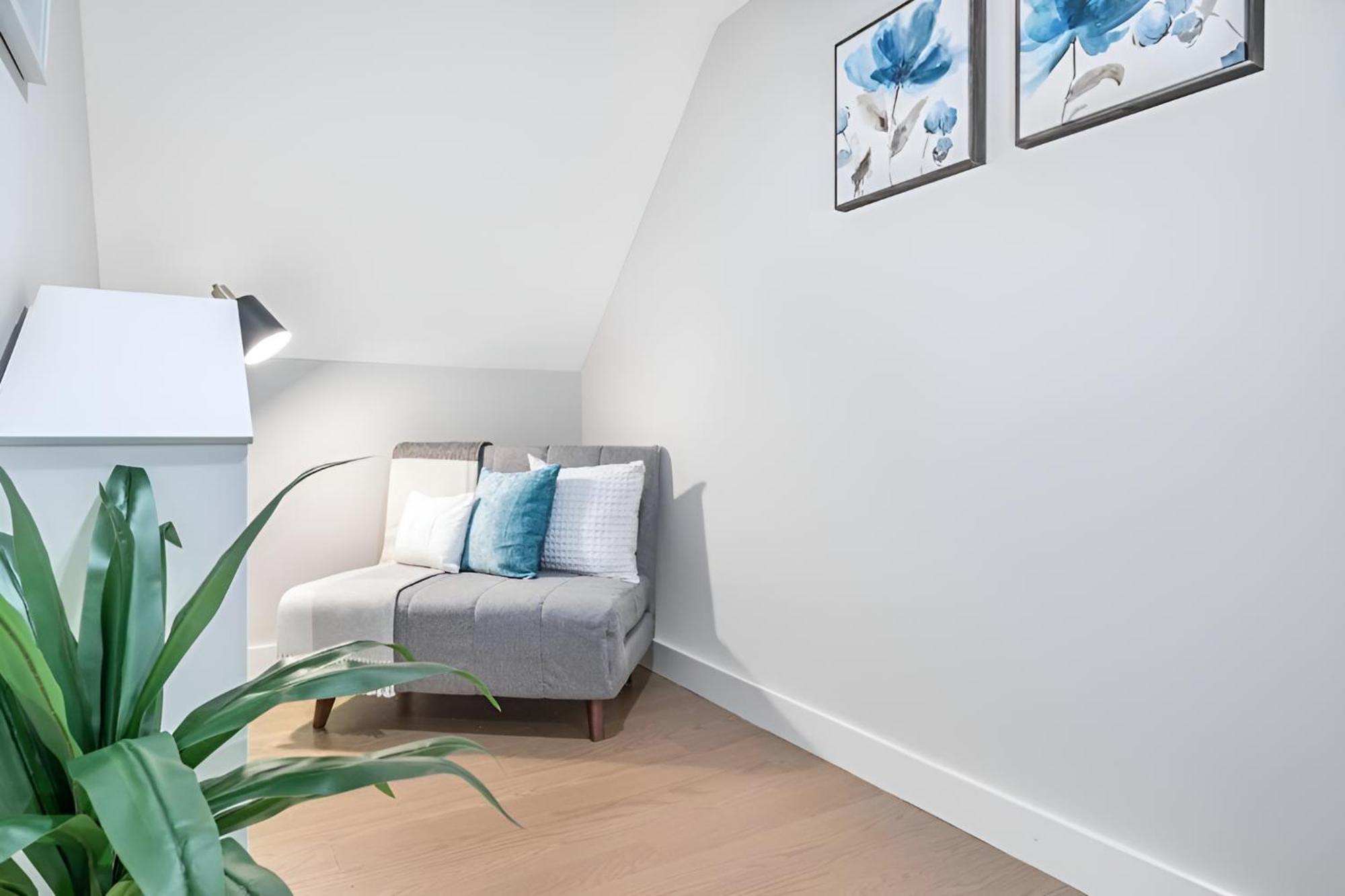 Renovated & Sophisticated Home Near Beach & Shops! バーンズテーブル エクステリア 写真