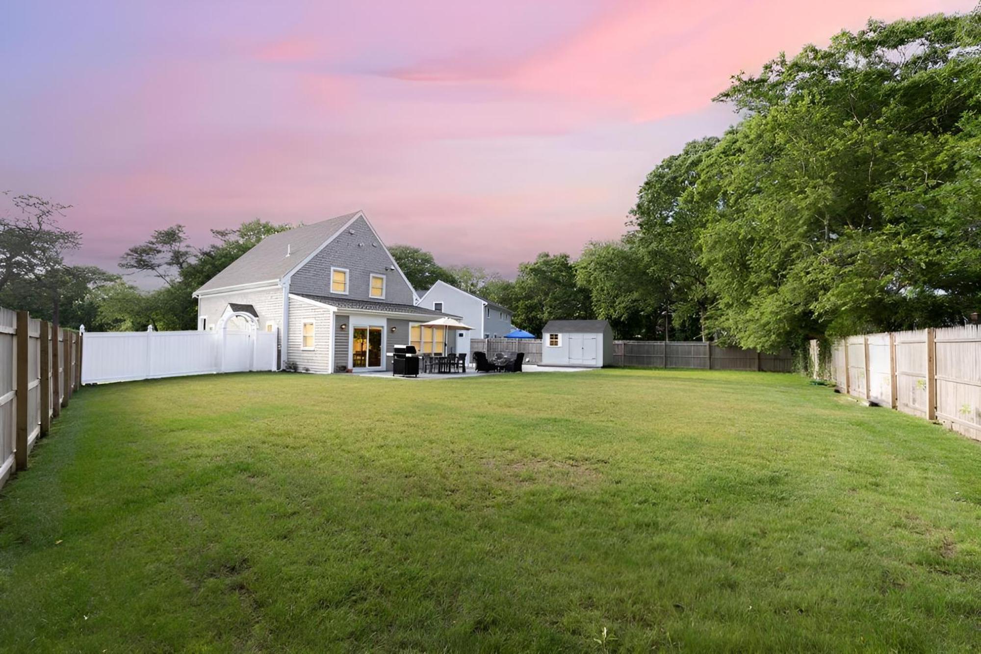 Renovated & Sophisticated Home Near Beach & Shops! バーンズテーブル エクステリア 写真