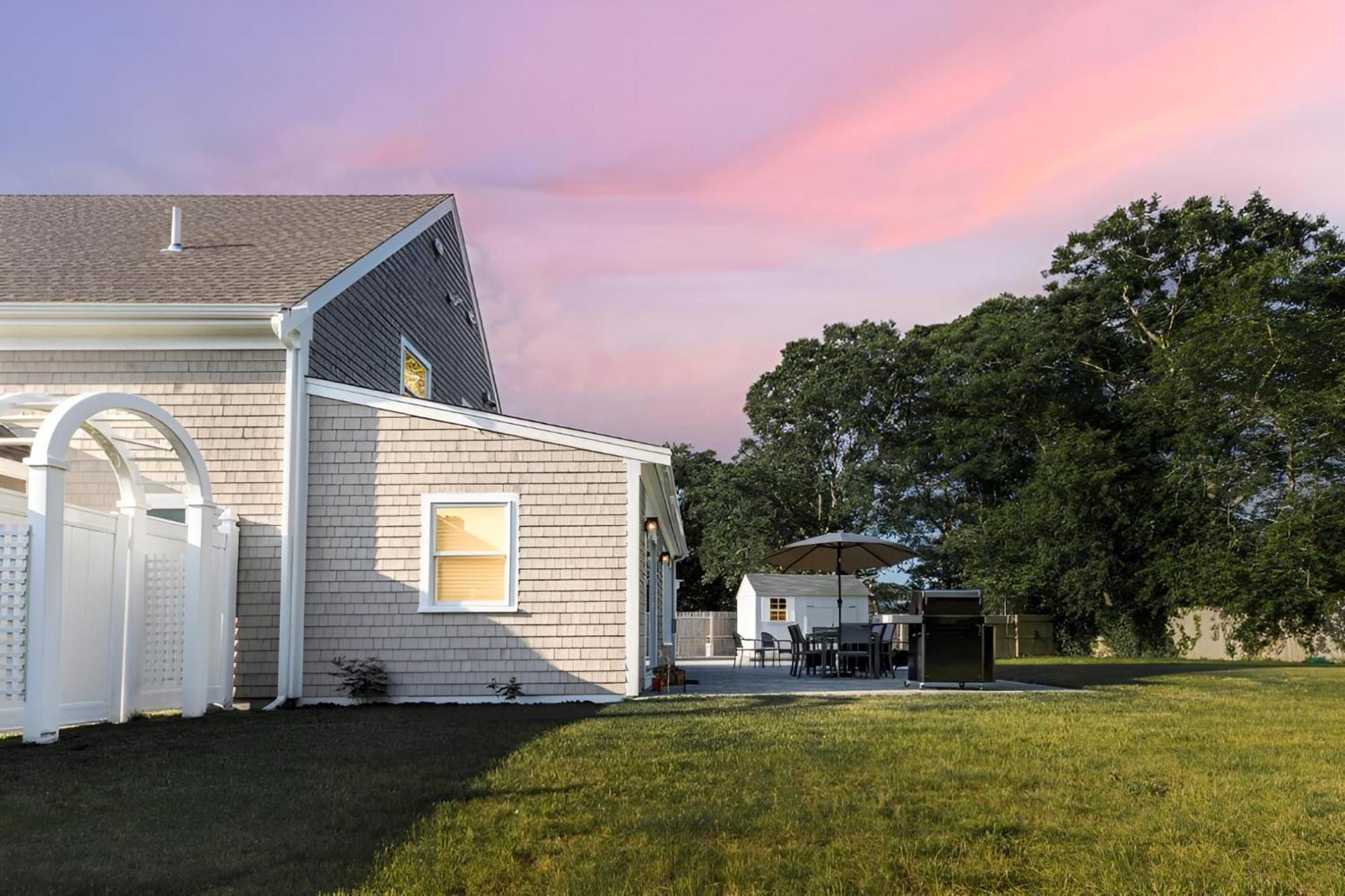 Renovated & Sophisticated Home Near Beach & Shops! バーンズテーブル エクステリア 写真