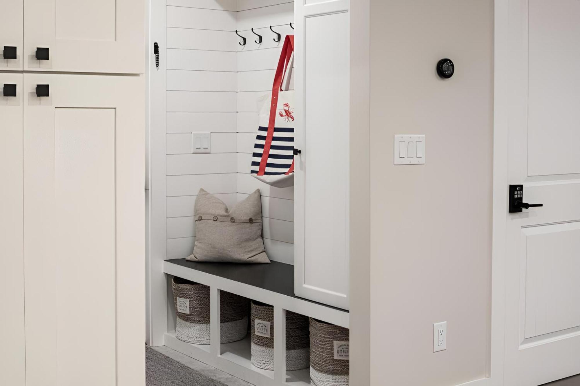 Renovated & Sophisticated Home Near Beach & Shops! バーンズテーブル エクステリア 写真