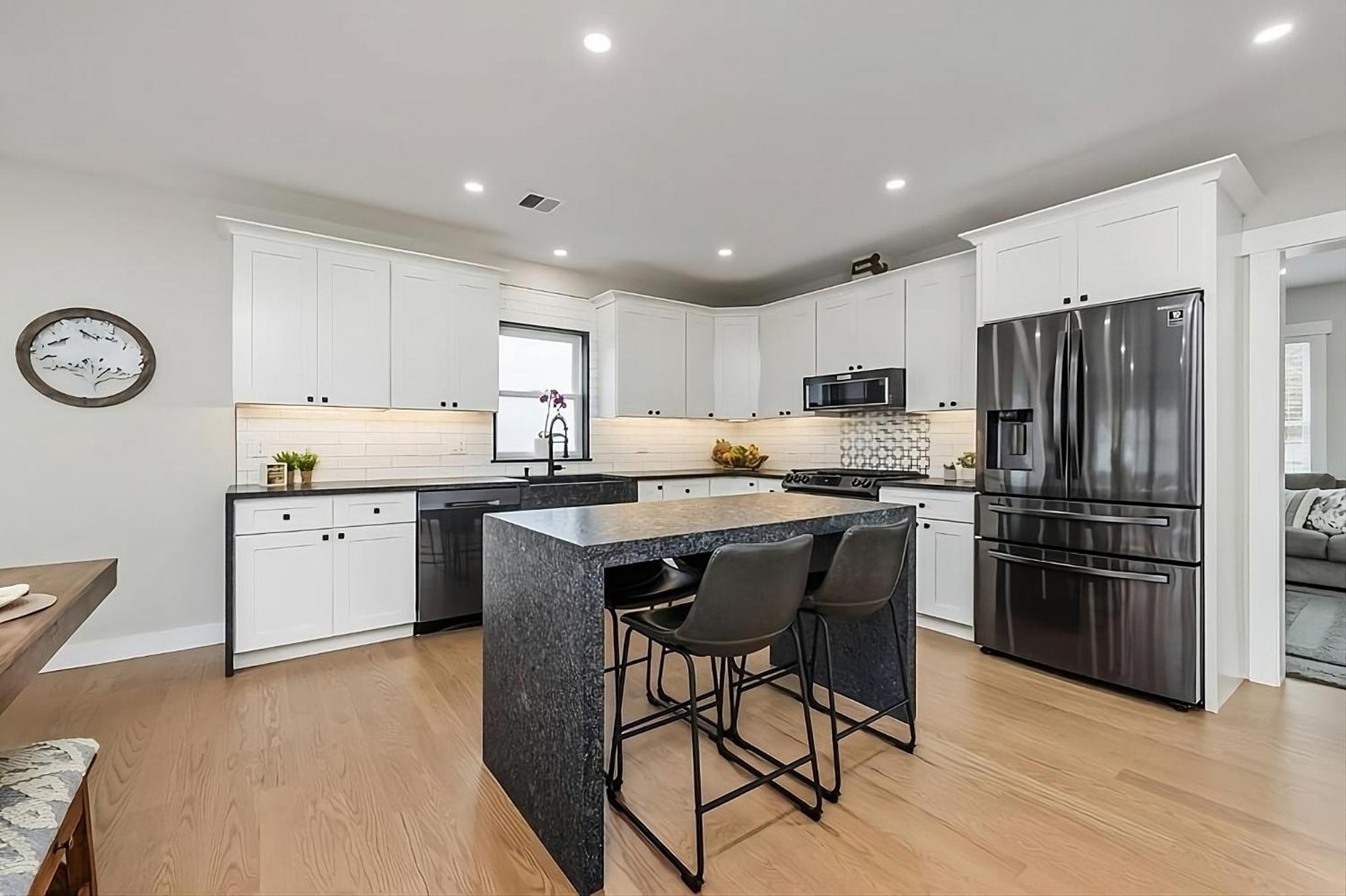 Renovated & Sophisticated Home Near Beach & Shops! バーンズテーブル エクステリア 写真